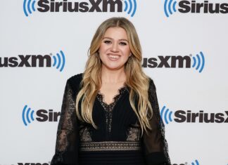 Kelly Clarkson Jokes About Her Weight-Loss Journey During Performance