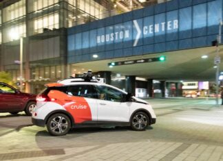 Cruise opens robotaxi service in Houston