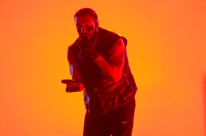 drake-lollapalooza-chile-2023-billboard-aa-1548.jpg