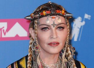 Technical Glitch Causes Music To Stop – Hollywood Life