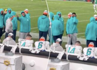 Dolphins’ Jalen Ramsey flashes watch in spat with Eagles fans