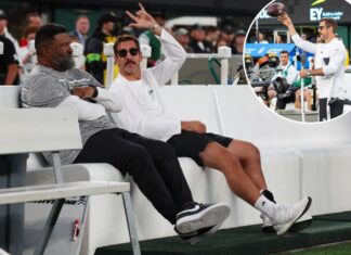 Aaron Rodgers on field with crutches, Travis Kelce before Jets-Chiefs