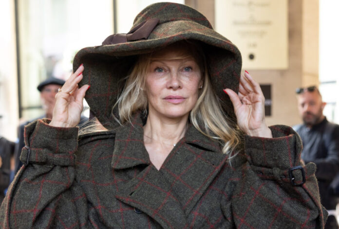 pamela-anderson-no-makeup-pfw_feature-800x540.jpg