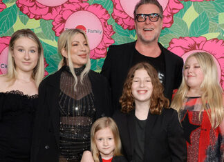 Tori Spelling, Kids Pose at Universal Studios’ Halloween Horror Nights – Hollywood Life