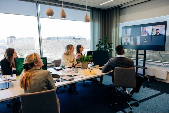 1698690018-work-from-home-vs-office-1023-g1561230298.jpg