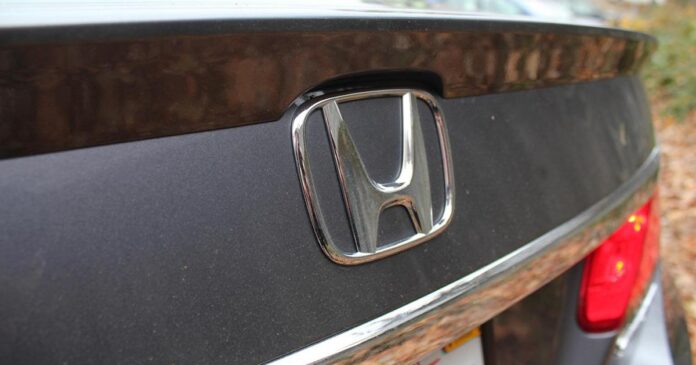 2015-Honda-Accord-Sport-back-badge.jpg