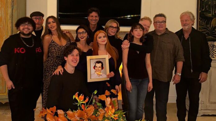 231117085153-modern-family-cast-reunion.jpg