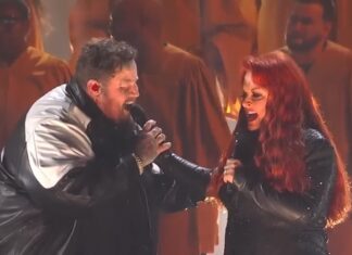 Wynonna Judd Seemingly Can’t Stand on Her Own During CMA Performance, Fans Worried