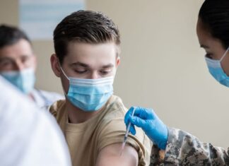 US Army Invites Back Vaccine-Refusing Soldiers Amid Recruitment Crisis