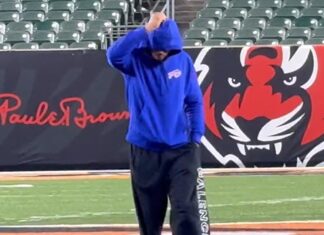 Damar Hamlin Emotional in Postgame Moment, First Return to Cincinnati