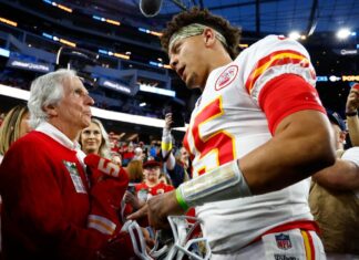 Patrick Mahomes hasn’t fulfilled dinner promise to Henry Winkler
