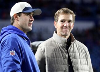 Eli Manning sticks up for Daniel Jones as Giants decision looms