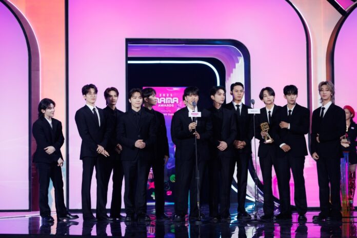 SEVENTEEN-mama-awards-billboard-1548.jpg