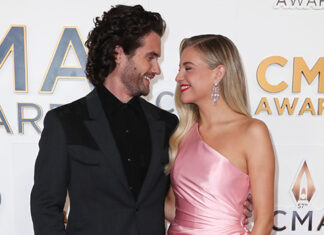 Kelsea Ballerini and Chase Stokes Stare Lovingly at 2023 CMA Awards – Hollywood Life