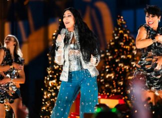 Cher Dazzles With Darlene Love on ‘Christmas in Rockefeller Center’ Tree-Lighting Special