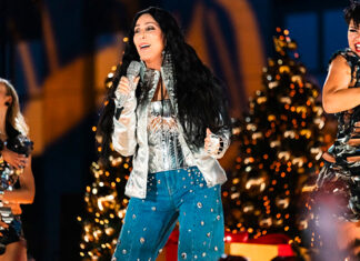Cher’s ‘Christmas in Rockefeller Center’ Performance Outfit: Photos – Hollywood Life