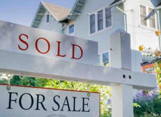 Pending home sales fall to their lowest level in two decades