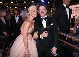 Jason Sudeikis & Hannah Waddingham Team Up Onstage to Perform ‘Shallow’ Duet