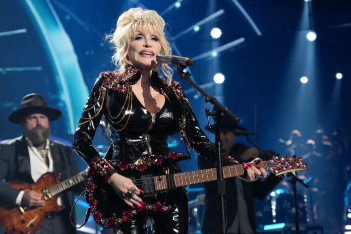 inductee-dolly-parton-performs-onstage-72501367.jpg