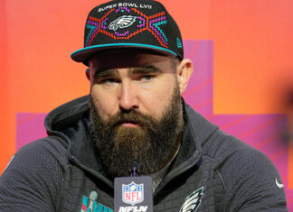 Jason Kelce Welcomed as ‘Taylor’s Boyfriend’s Brother’ at Hot Dog Spot – Hollywood Life