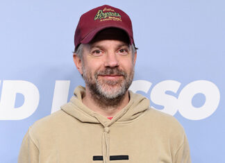 Jason Sudeikis and Lake Bell Attend Guns N’ Roses Concert: Photo – Hollywood Life