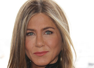 Jennifer Aniston Treats a Pimple With This Drying Lotion – Hollywood Life
