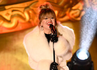 Kelly Clarkson’s ‘Christmas in Rockefeller Center’ Outfit: Photos – Hollywood Life
