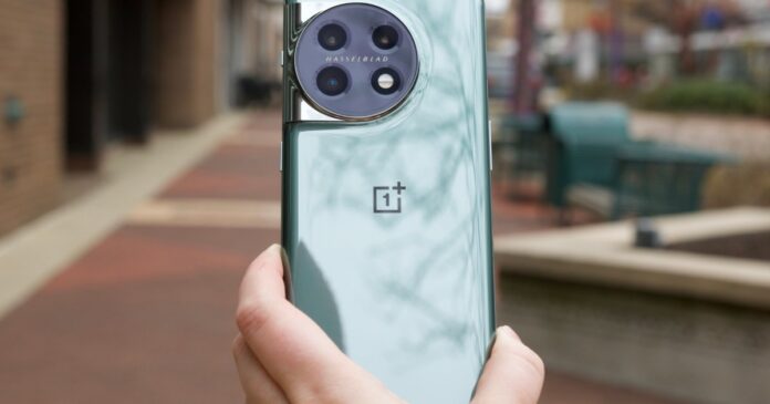 oneplus-11-green-in-hand-2.jpg