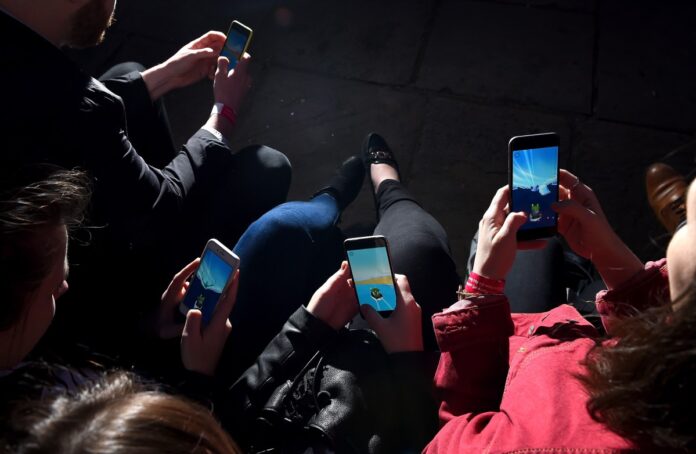 people-using-smartphones.jpg