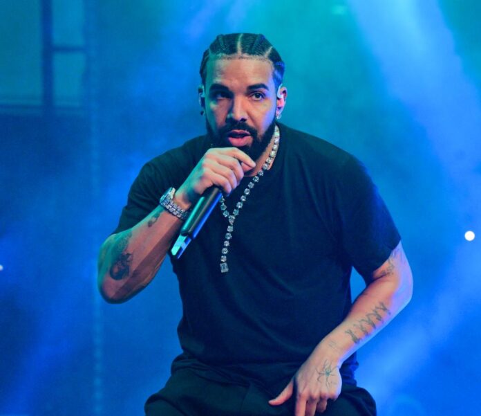 rapper-drake-performs-onstage-lil-57864121.jpg