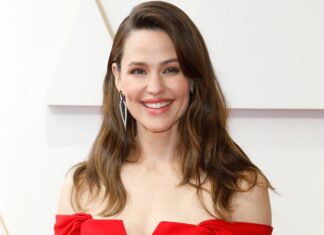Jennifer Garner and Boyfriend John Miller Show Rare PDA on Lunch Date