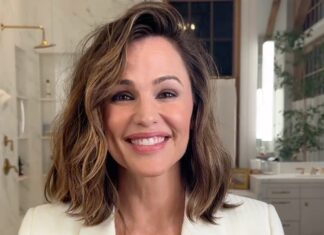 Jennifer Garner Hilariously Shows Off All the Nuts Hidden in Her Bag