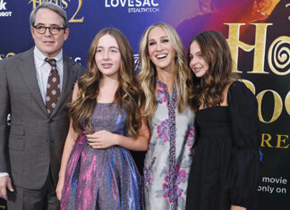 Sarah Jessica Parker Poses for Selfie With Husband and Their 3 Kids – Hollywood Life