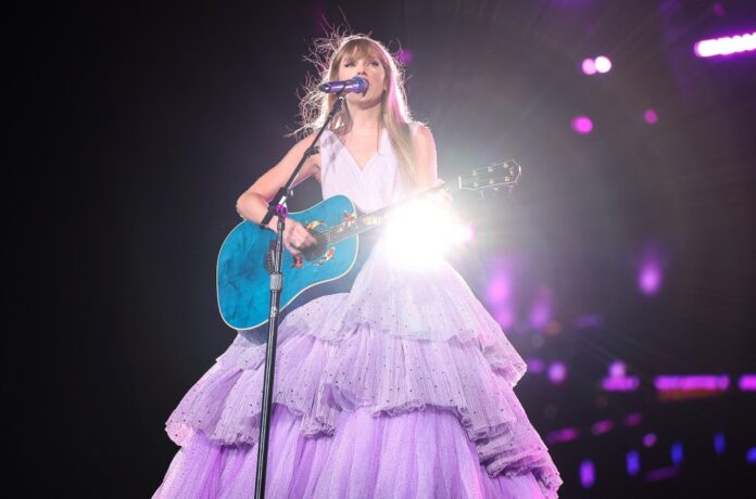 taylor-swift-acoustic-eras-tour-mexico-city-2023-billboard-1548.jpg