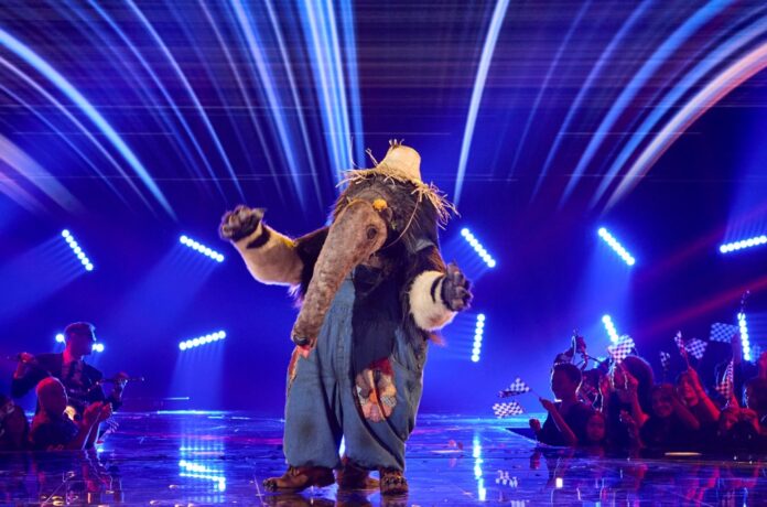 02-anteater-masked-singer-2023-billboard-1548.jpg