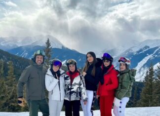 Kyle Richards Posts Photo With Mauricio Umansky & Daughters For Christmas