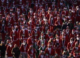 Spanish Santa Run in Madrid Sees Thousands of Clauses Race for Charity