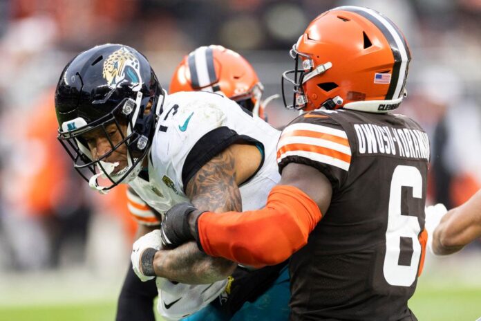 17-tackled-cleveland-browns-linebacker-73561857.jpg