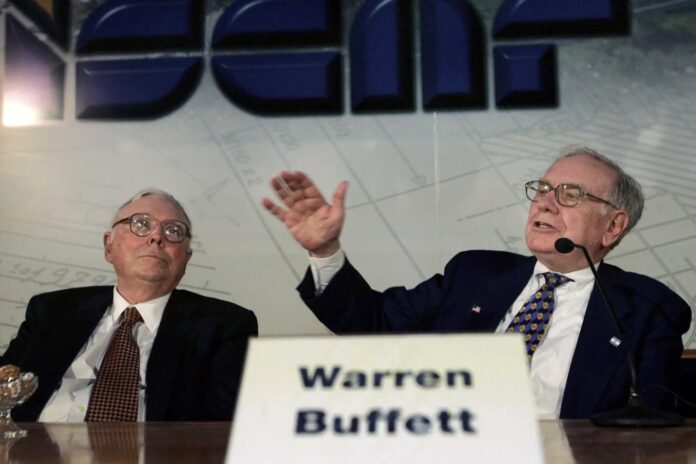 1701717870-charlieMungerwarrenbuffettcopy.jpg