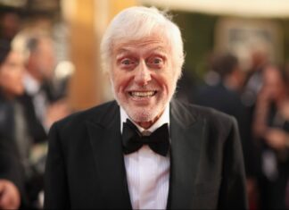 Dick Van Dyke Performs at His Local Grocer for Customers