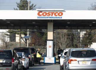 Man Hospitalized After Carjacking at Chicago-Area Costco