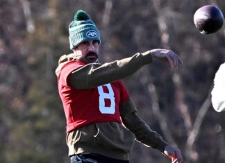 Aaron Rodgers throws support to Jets’ leadership team