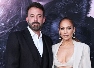 Ben Affleck Checks His Phone While Kissing Jennifer Lopez – Hollywood Life