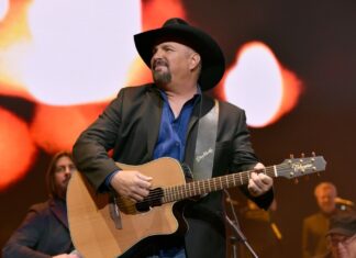 Join Garth Brooks on His Las Vegas Stage Tonight for a Special Holiday Livestream