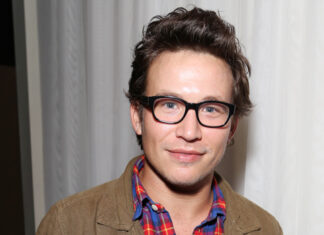 Jonathan Taylor Thomas Looks Unrecognizable During Rare Outing: Photos – Hollywood Life