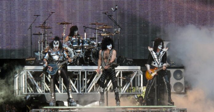 Kiss-in-concert.jpeg