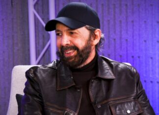 Juan Luis Guerra Talks ‘Radio Güira’ EP, ‘Capitán Avispa’ Film, Writing Music for His Wife & More | Billboard News