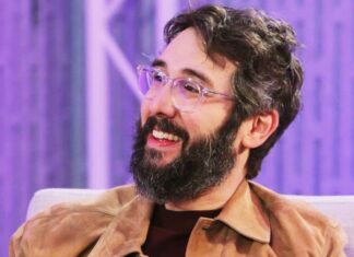Josh Groban on Leaving ‘Sweeney Todd,’ 20th Anniversary of ‘Closer’ & More | Billboard News