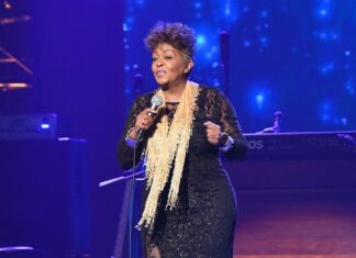 Anita Baker Asks Fans to ‘Turn Off’ the Cameras Mid-Show, Audience Members Kicked Out