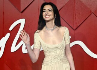 Anne Hathaway Avoids a Wardrobe Malfunction at 2023 Fashion Awards